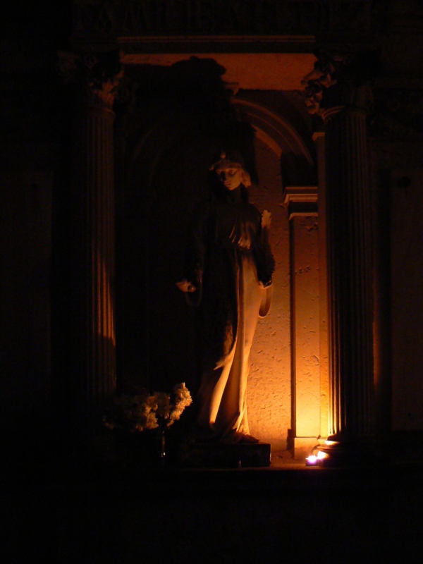 Socha dvky, ozen svitem velik svce