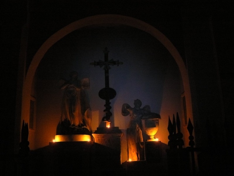 Oblouk a v nm sochy, ozen svtlem svek