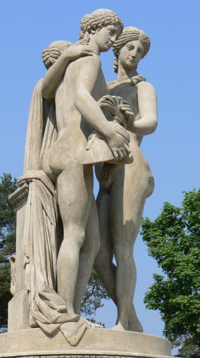 Snad nejkrásnější sousoší jaké znám - Tři Grácie v Bořím lese mezi Valticemi a Lednicí Snad nejkrásnější sousoší jaké znám - Tři Grácie v Bořím lese mezi Valticemi a Lednicí