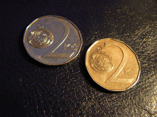 Dv dvoukoruny - nalevo leskl z roku 1993, napravo zal z roku 2002