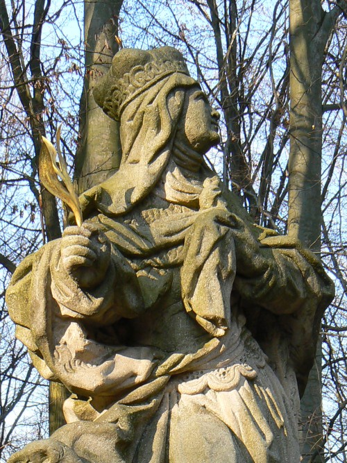 Jedna ze soch na mostě k hradní bráně