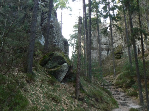 Angrova stezka skalnm mstem