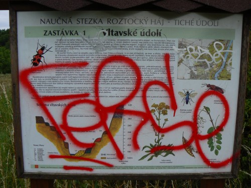 Tabule naun stezky, ponien vandalem