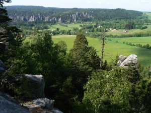 Výhled z Křížového vrchu na Adršpašské skály Výhled z Křížového vrchu na Adršpašské skály