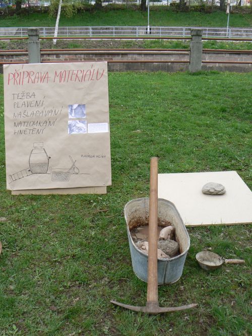 Komu se nechtlo tvoit, mohl si o postupu tvorby keramiky pest