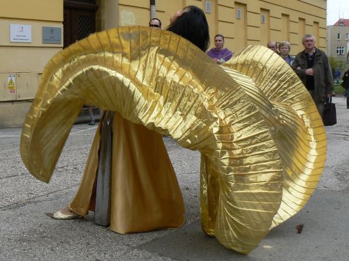 Paní Kaira Sabah tančí s křídly bohyně Isis