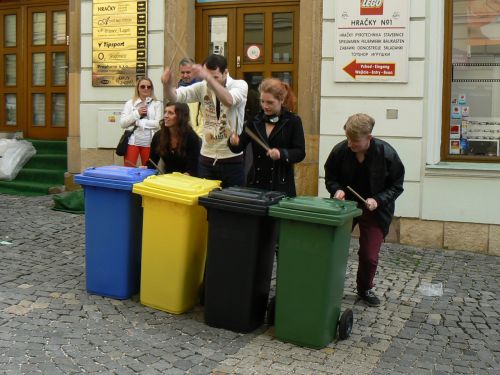 Skupina Recyklas bubnuje na popelnice