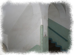 Oblouky, kterými prochází schodiště do přízemí a do druhého patra