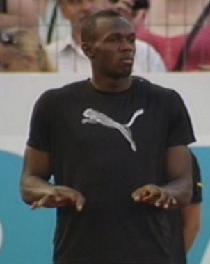 Usain Bolt s logem Puma na hrudi