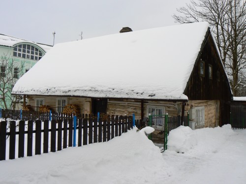 Chaloupka v ulici F. Kavana