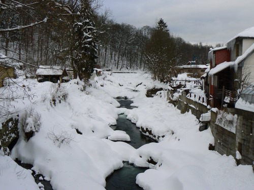 Labe z mostu, kterým přechází hlavní ulice Labe