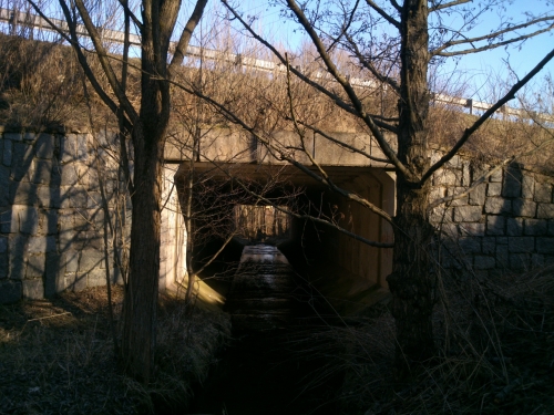 Most ze strany od Li farmy