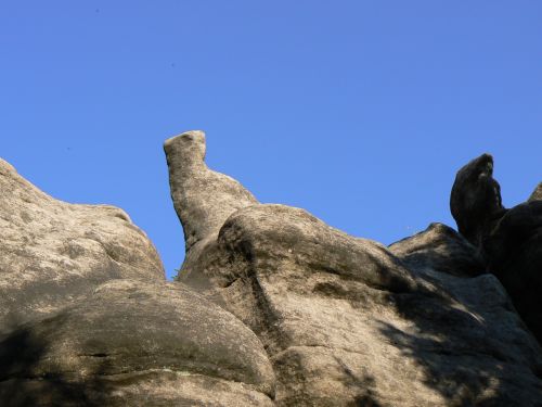 skla Varan, vlevo je Makak