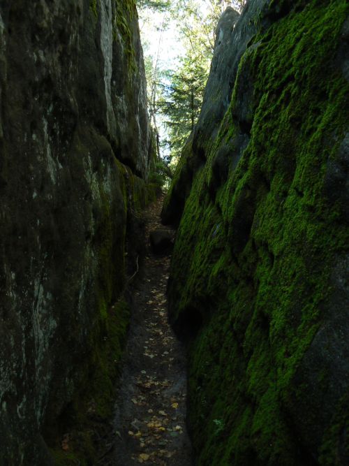 Skaln prchod pi cest z Koruny