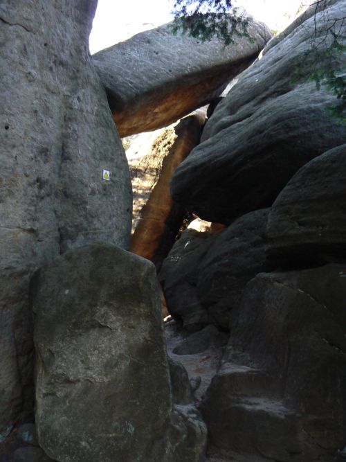 Velijak do sebe zaklnn balvany