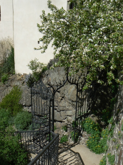 Branka na schodech do zahrady