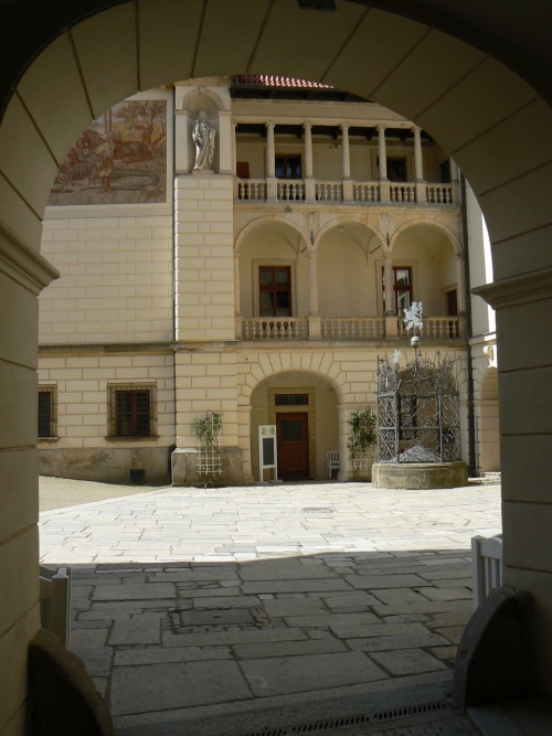 Prjezd do ndvo prhonickho zmku