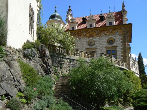 Pohled ze zahrady na zmek