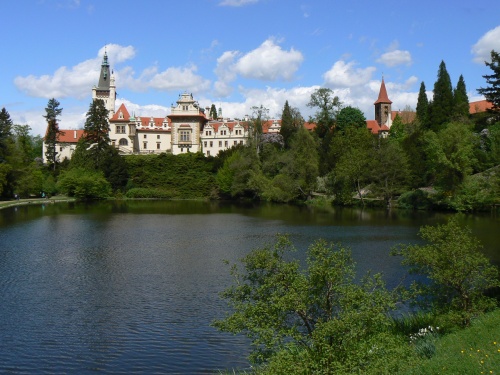 Pohled přes Podzámecký rybník na zámek