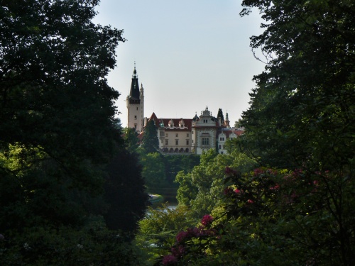 Pohled na zmek mezi stromy nedaleko Glorietu