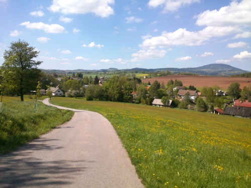 Údolí Sovinky s Dolní a v dáli Horní Brannou a před horou Žalý je vidět vrch Sovinec, kde Sovinka pramení