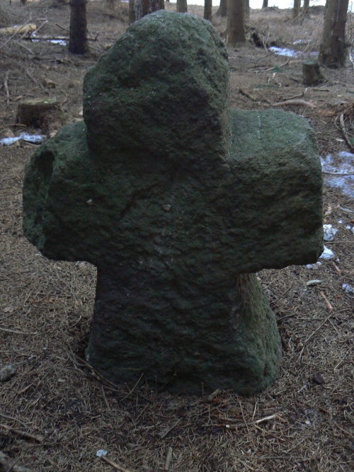 Kamenný kříž zezadu