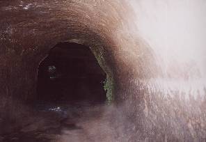 Chodba nhonu u komory s jezem