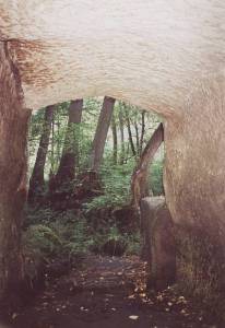 Tudy vytkala voda z komory s jezem do nhonu