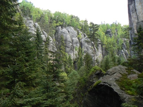 Skaln ve nad vstupem do skal