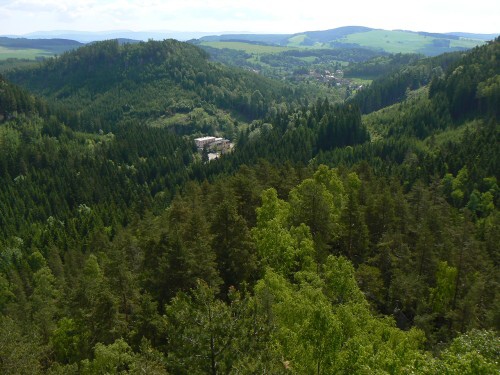 Vstup do skal a msto Teplice nad Metuj z hradu Stmenu