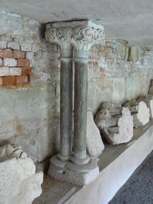 velehrad_sloupky.jpg, 49kB