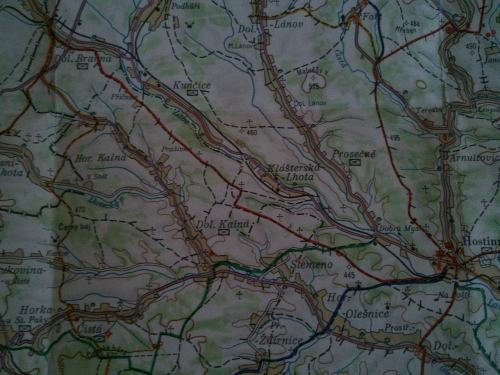 Zruen erven znaka ze stanice vlaku Horn Brann do Hostinnho