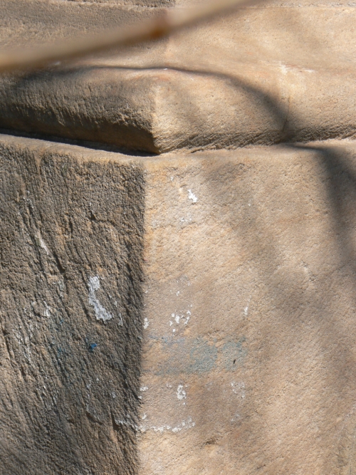 Zbytek erven a modr znaky na ki Luisy Ertelov