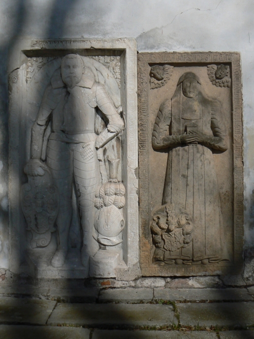 Nhrobky u kostela v Rudnku