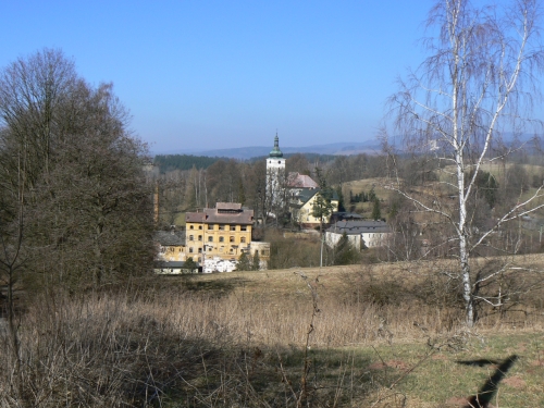 Kostel, pivovar a hotel Arnika