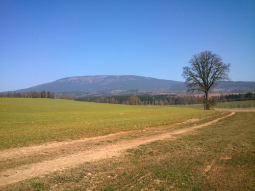Cesta nad Rudnkem u vrchu Heben