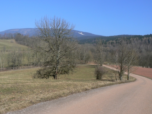 Kiovatka polnch silniek a v pozad ern hora