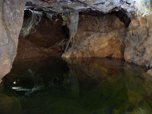 Podzemn jezero