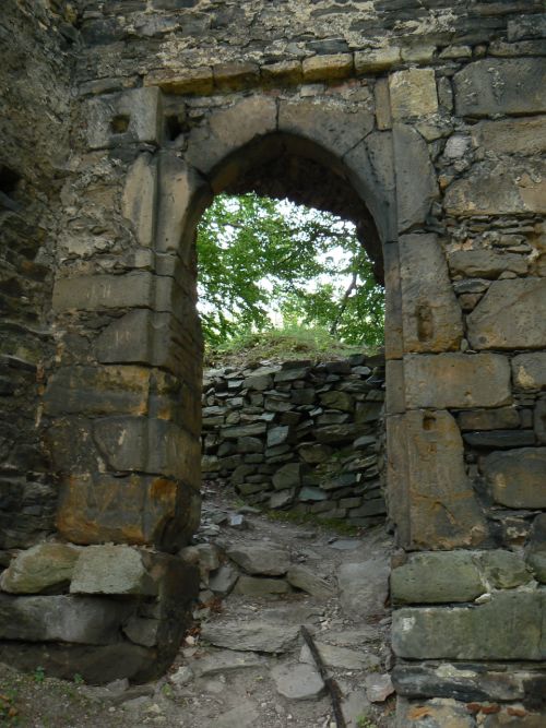Prchod pro p na horn ndvo hradu Oseku