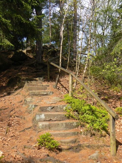 Kamenn schody na vrchol skly