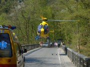 Zchrani v akci - helikoptra zchrann sluby startuje z mostu v Podsplov