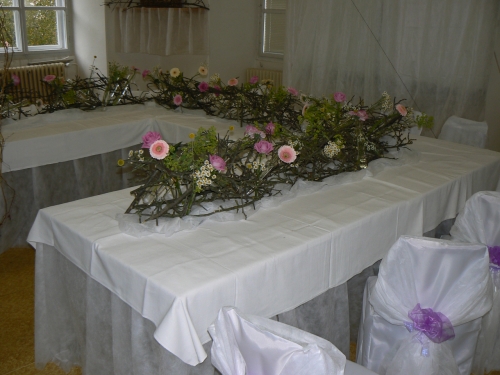 Stl na podn slavnostn svatebn hostinu