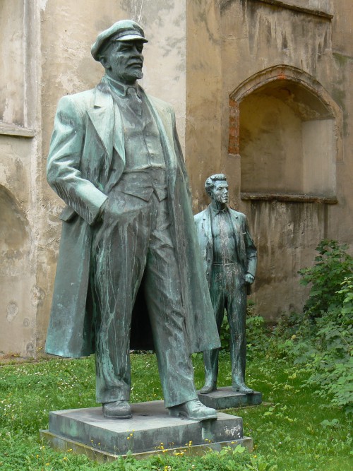 socha V. I. Lenina z parku za bvalm klterem minorit v Chebu