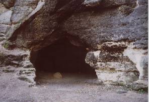 Vchod do jeskyn, vznikl pi tb pskovce